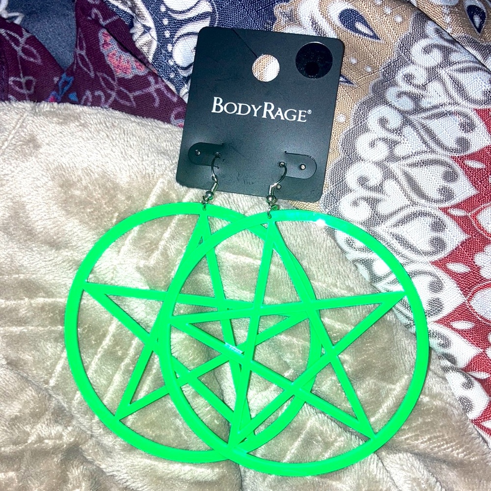 Large pentagram earrings!green and reacts under LED lights☘️🐉